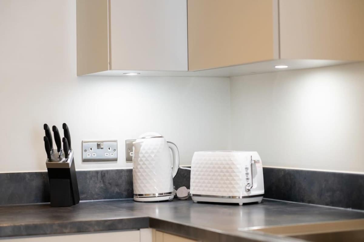 Fantastic 1 Bed Apartment In Crawley Ngoại thất bức ảnh