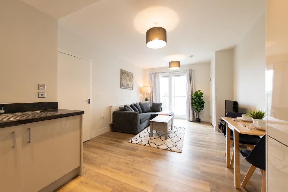 Fantastic 1 Bed Apartment In Crawley Ngoại thất bức ảnh