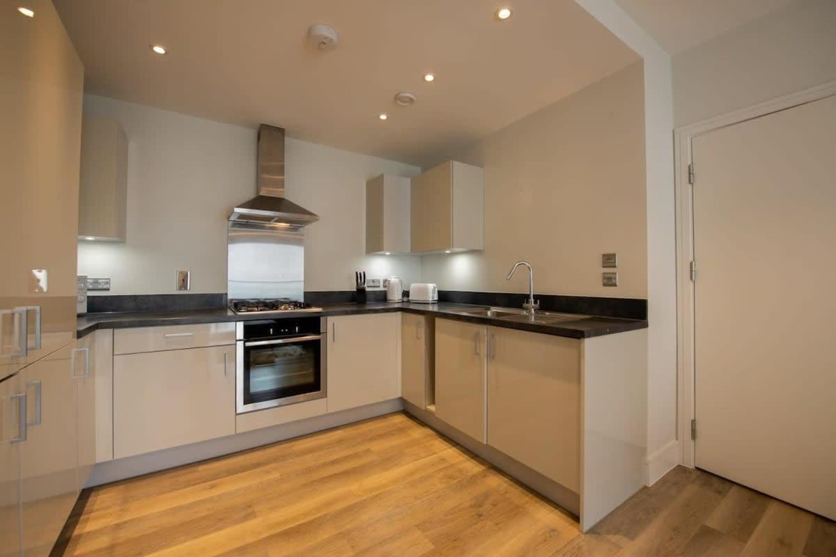 Fantastic 1 Bed Apartment In Crawley Ngoại thất bức ảnh
